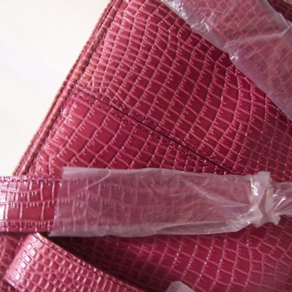 Vegan Raspberry PVC Fashion Handbag Tote Lizard Design NWOT - Picture 3 of 3